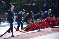 Официальные лица государства и правительства почтили память Великого лидера на Аллее почетного захоронения (ФОТО)