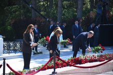 Официальные лица государства и правительства почтили память Великого лидера на Аллее почетного захоронения (ФОТО)