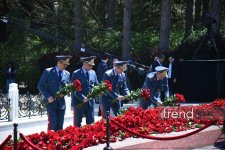 Официальные лица государства и правительства почтили память Великого лидера на Аллее почетного захоронения (ФОТО)