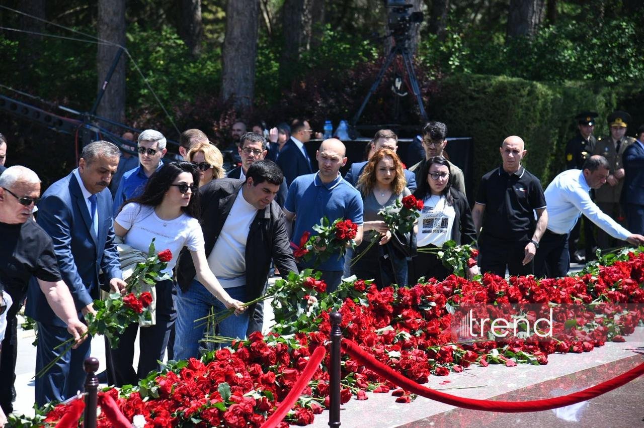 Азербайджанский народ чтит память великого лидера Гейдара Алиева (ФОТО)