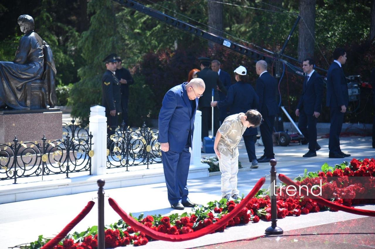Азербайджанский народ чтит память великого лидера Гейдара Алиева (ФОТО)