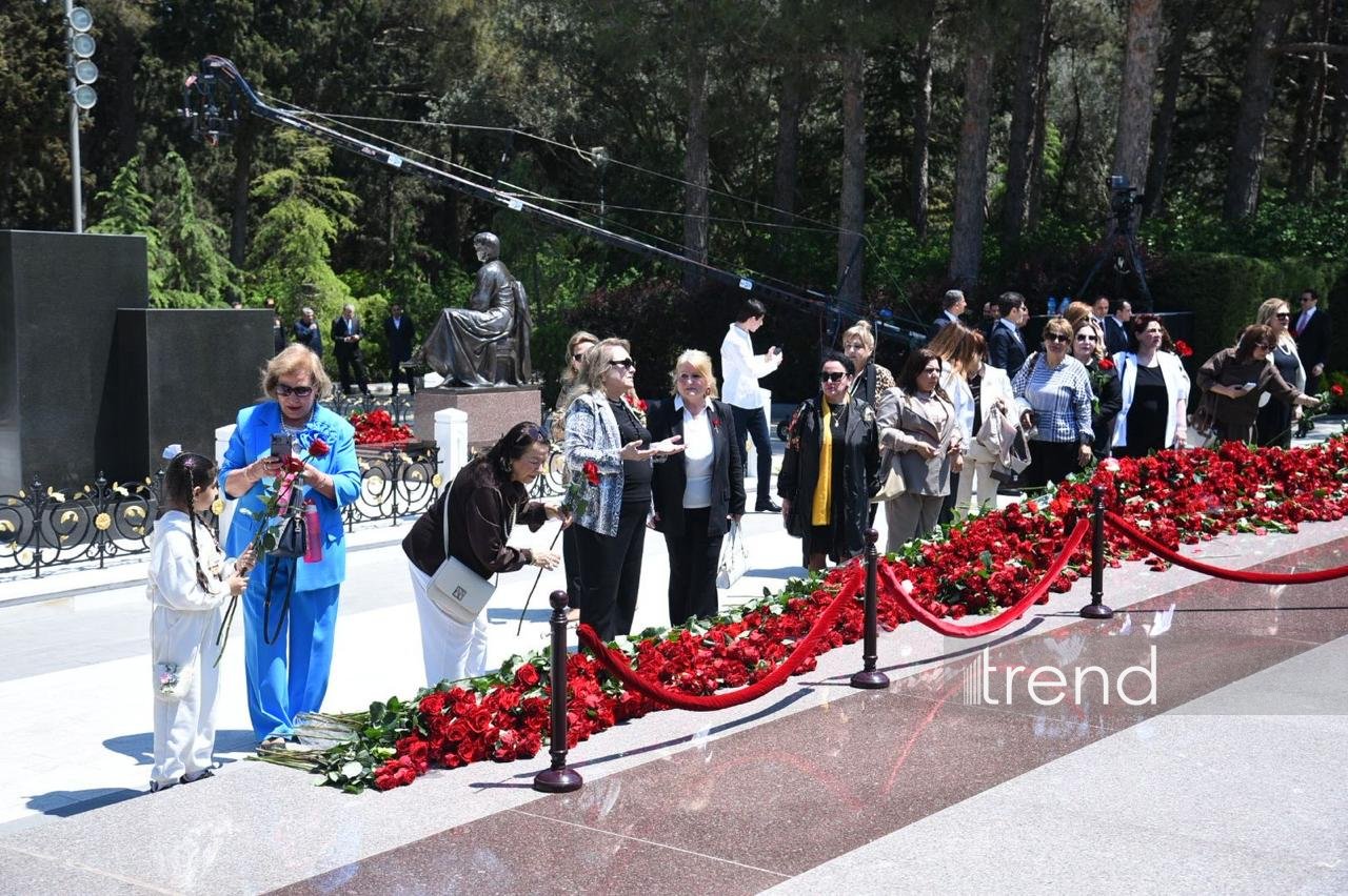 Азербайджанский народ чтит память великого лидера Гейдара Алиева (ФОТО)