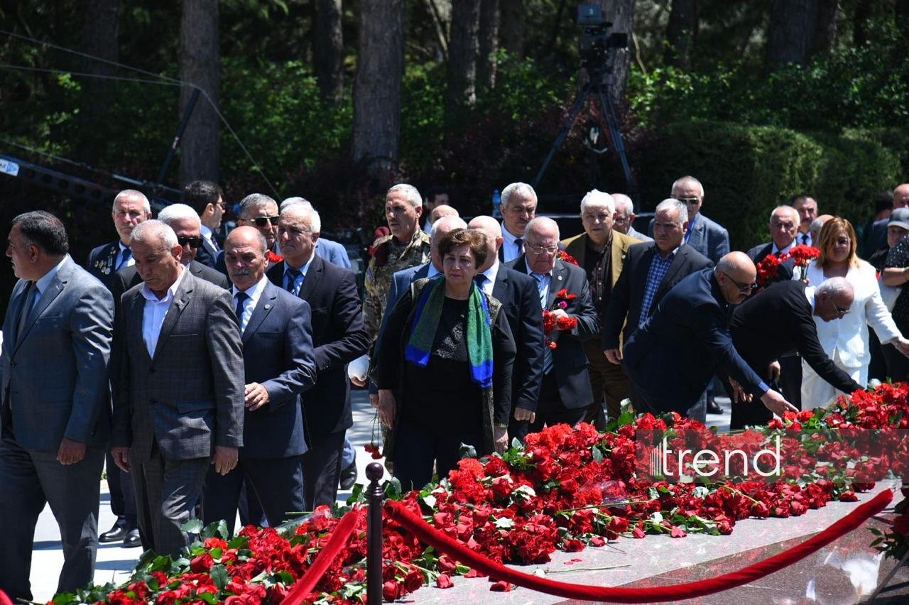 Азербайджанский народ чтит память великого лидера Гейдара Алиева (ФОТО)