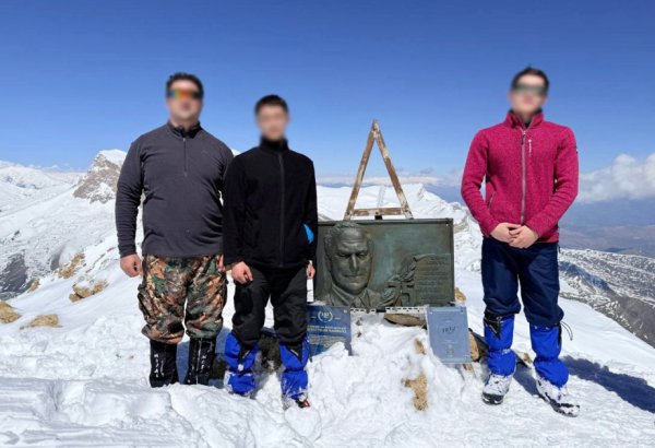 Сотрудники СГБ Азербайджана совершили восхождение на пик Гейдара