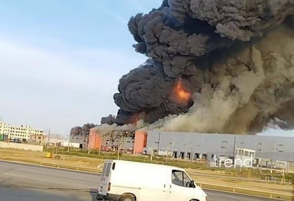 В Баку на складе вспыхнул сильный пожар (ФОТО/ВИДЕО)
