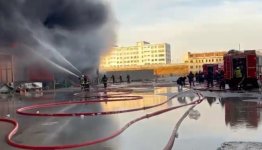 В Баку на складе вспыхнул сильный пожар (ФОТО/ВИДЕО)
