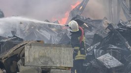 В Баку на складе вспыхнул сильный пожар (ФОТО/ВИДЕО)