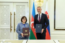 Подписан меморандум между Милли Меджлисом Азербайджана и Национальным советом Словакии (ФОТО)