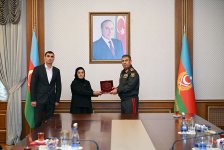 Министр обороны Азербайджана вручил медали семьям национальных героев (ФОТО)