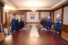 Министр обороны Азербайджана вручил медали семьям национальных героев (ФОТО)