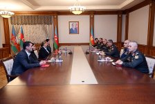 Министр обороны Азербайджана вручил медали семьям национальных героев (ФОТО)
