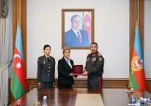 Министр обороны Азербайджана вручил медали семьям национальных героев (ФОТО)