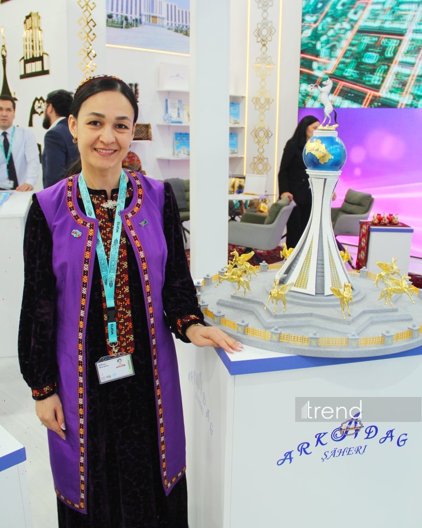Самые яркие участники WUF13 в Баку в национальных костюмах - весь мир в одном павильоне (ФОТО)
