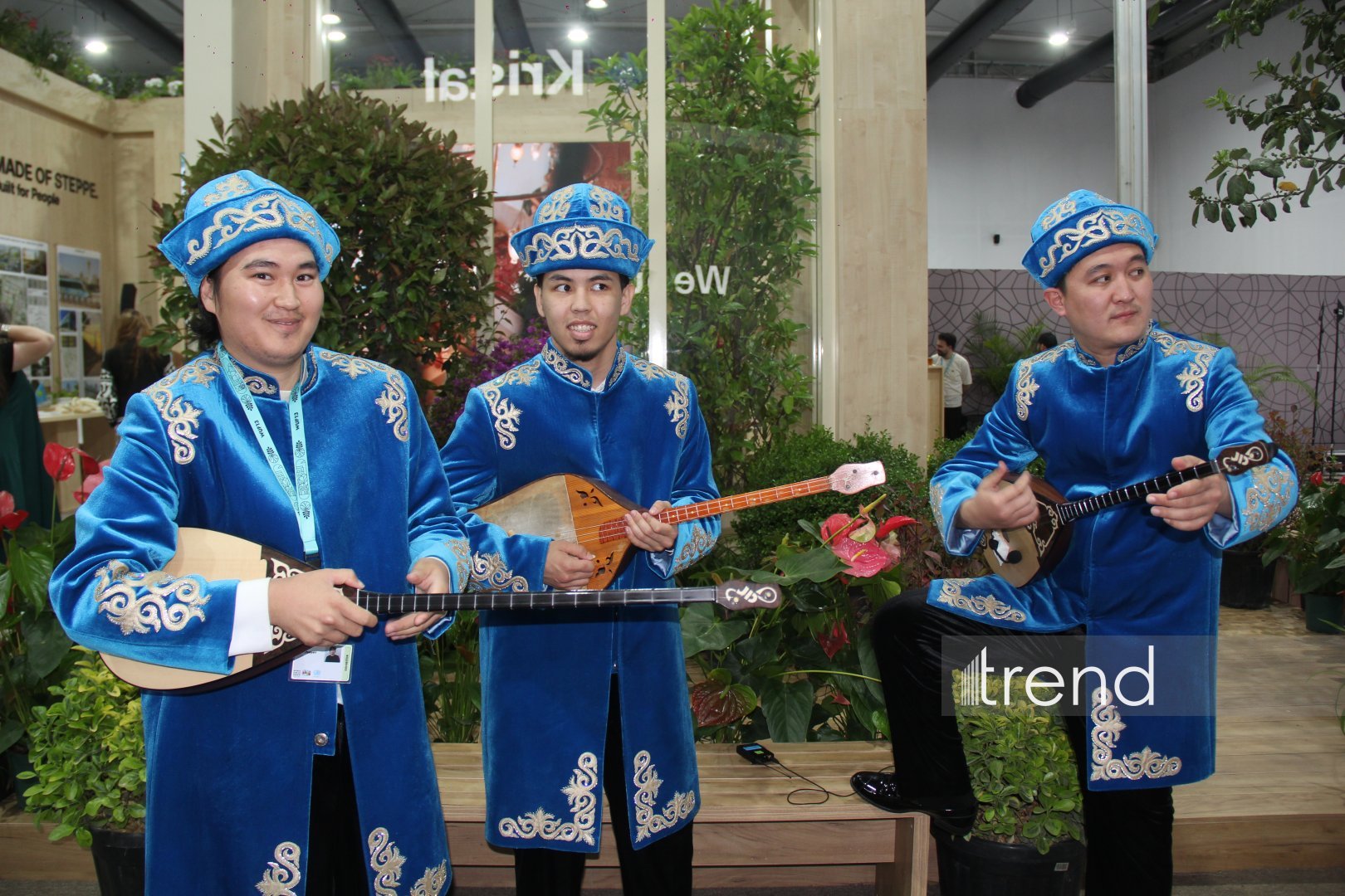 Самые яркие участники WUF13 в Баку в национальных костюмах - весь мир в одном павильоне (ФОТО)