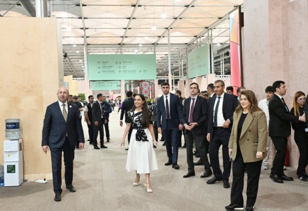 Вице-президент Фонда Гейдара Алиева Лейла Алиева и руководитель Баку Медиа Центра Арзу Алиева ознакомились с выставкой Urban Expo (ФОТО)