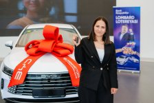 Банк Республика в свой день рождения вручил клиентке автомобиль (ФОТО)