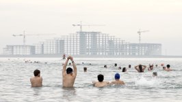 В прибрежной зоне Баку прошел массовый заплыв в поддержку экологичного будущего городов (ФОТО)