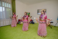 Лейла Алиева и Алена Алиева посетили Центр социальной реабилитации детей «Tut Əlimdən» (ФОТО)