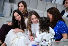 Лейла Алиева и Алена Алиева посмотрели концертную программу, организованную в Детском музыкально-художественном центре SƏNƏT (ФОТО)