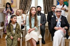 Алена Алиева приняла участие в благотворительном мастер-классе для детей в Центре творчества Максуда Ибрагимбекова (ФОТО)