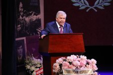 Праздничным концертом торжественно отмечен юбилей народного поэта Азербайджана Сабира Рустамханлы (ФОТО)