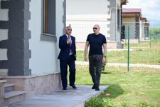 Президент Ильхам Алиев ознакомился в Ходжалы с условиями, созданными в индивидуальных домах, предназначенных для военнослужащих (ФОТО)