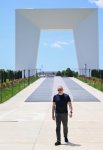 Президент Ильхам Алиев возложил цветы к Триумфальной арке в городе Ханкенди (ФОТО)