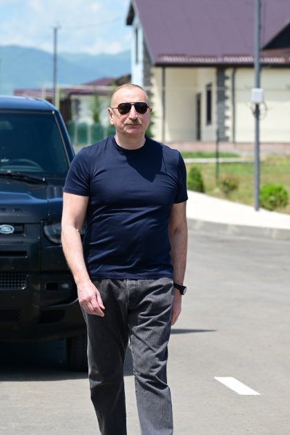 Президент Ильхам Алиев ознакомился в Ходжалы с условиями, созданными в индивидуальных домах, предназначенных для военнослужащих (ФОТО)