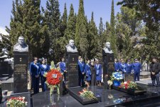 Коллектив AZAL посетил могилу Национального Героя Азербайджана Хокумы Алиевой (ФОТО)