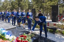 Коллектив AZAL посетил могилу Национального Героя Азербайджана Хокумы Алиевой (ФОТО)