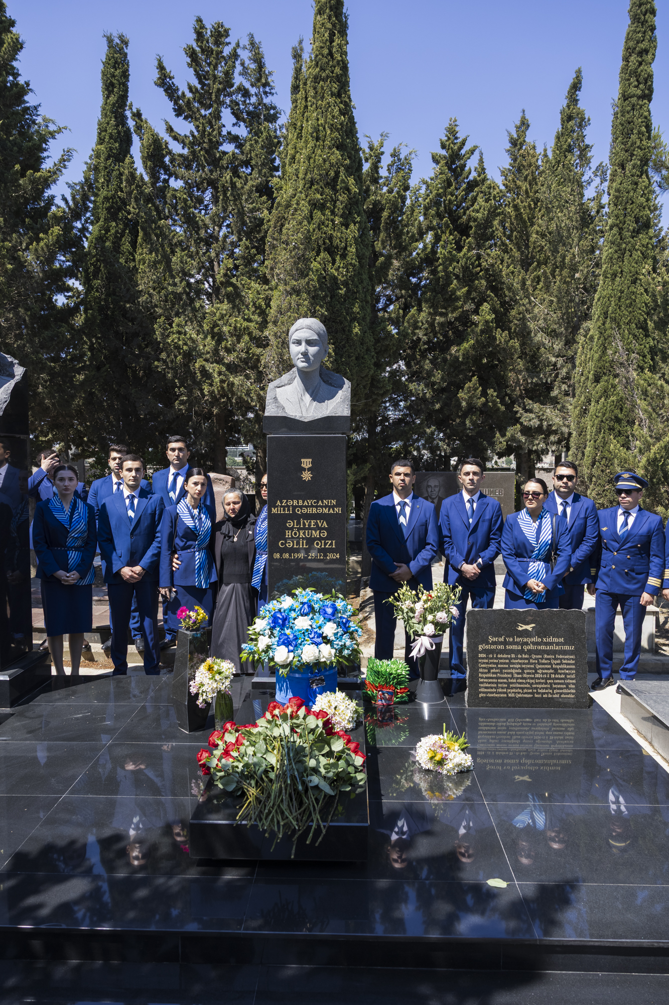 Коллектив AZAL посетил могилу Национального Героя Азербайджана Хокумы Алиевой (ФОТО)