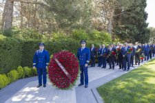 Коллектив AZAL и представители гражданской авиации посетили Аллею почетного захоронения (ФOTO)