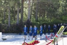 Коллектив AZAL и представители гражданской авиации посетили Аллею почетного захоронения (ФOTO)