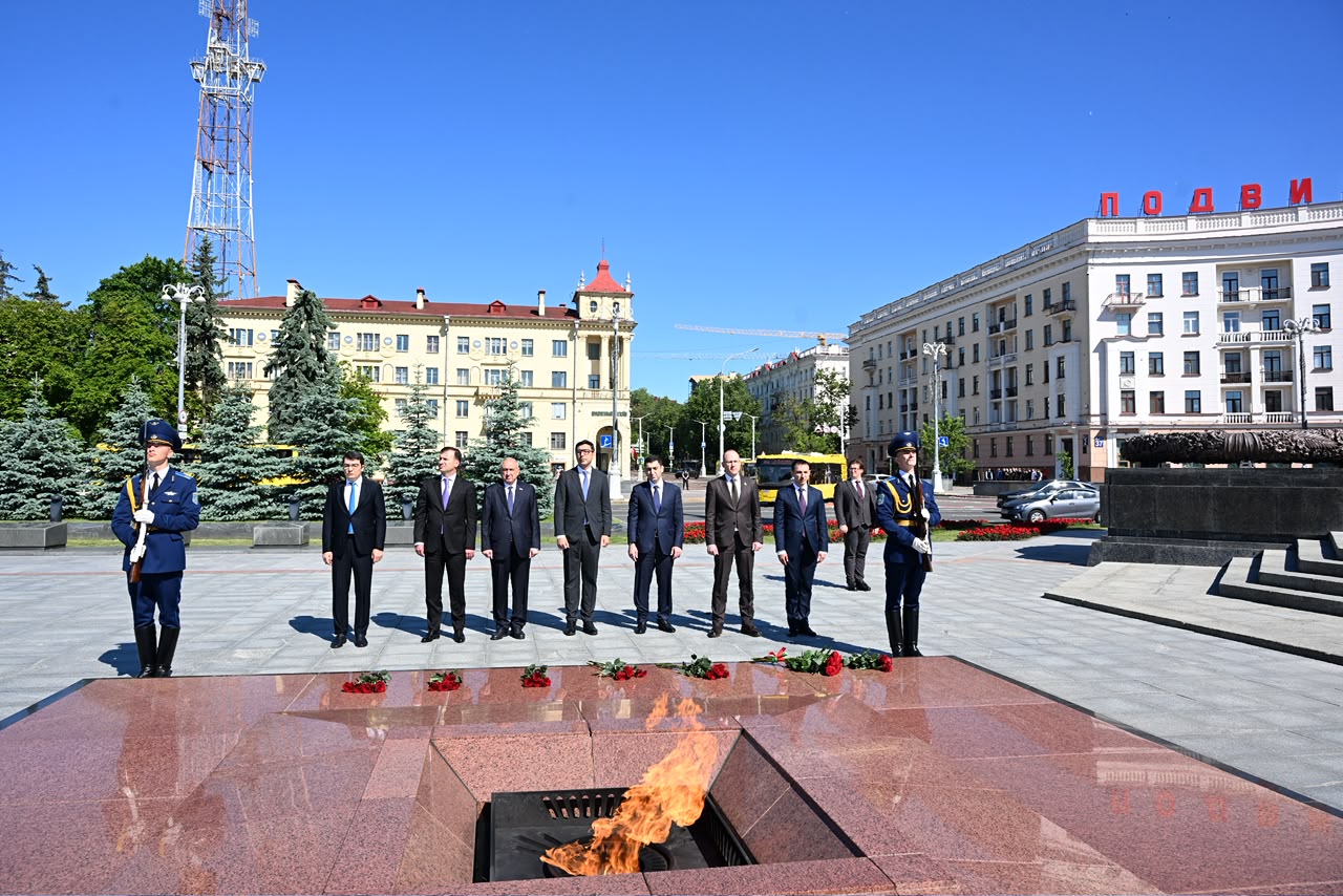 Заместитель премьер-министра посетил Монумент Победы в Минске (ФОТО)