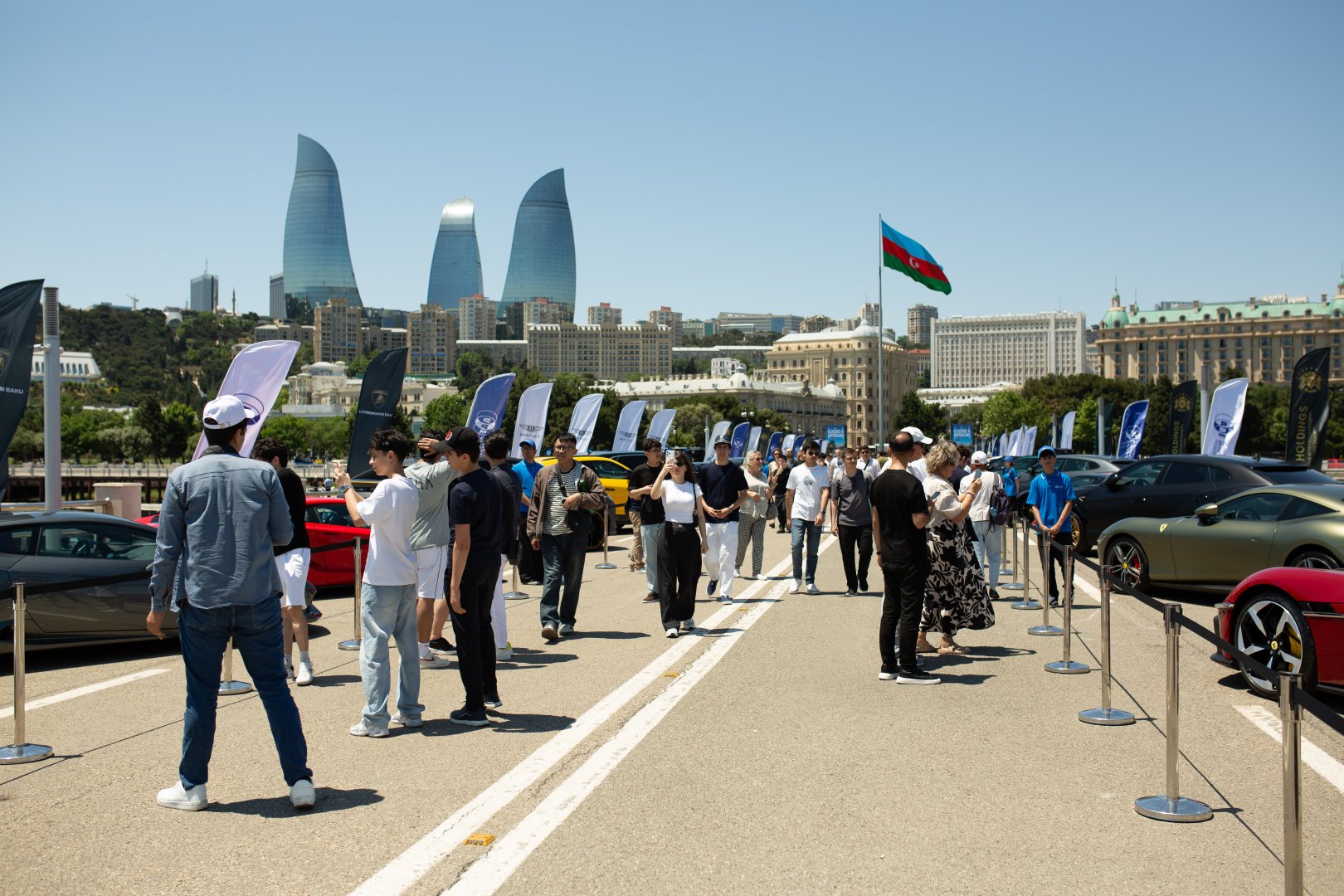 В Баку завершился первый день Фестиваля классических и скоростных автомобилей (ФОТО/ВИДЕО)