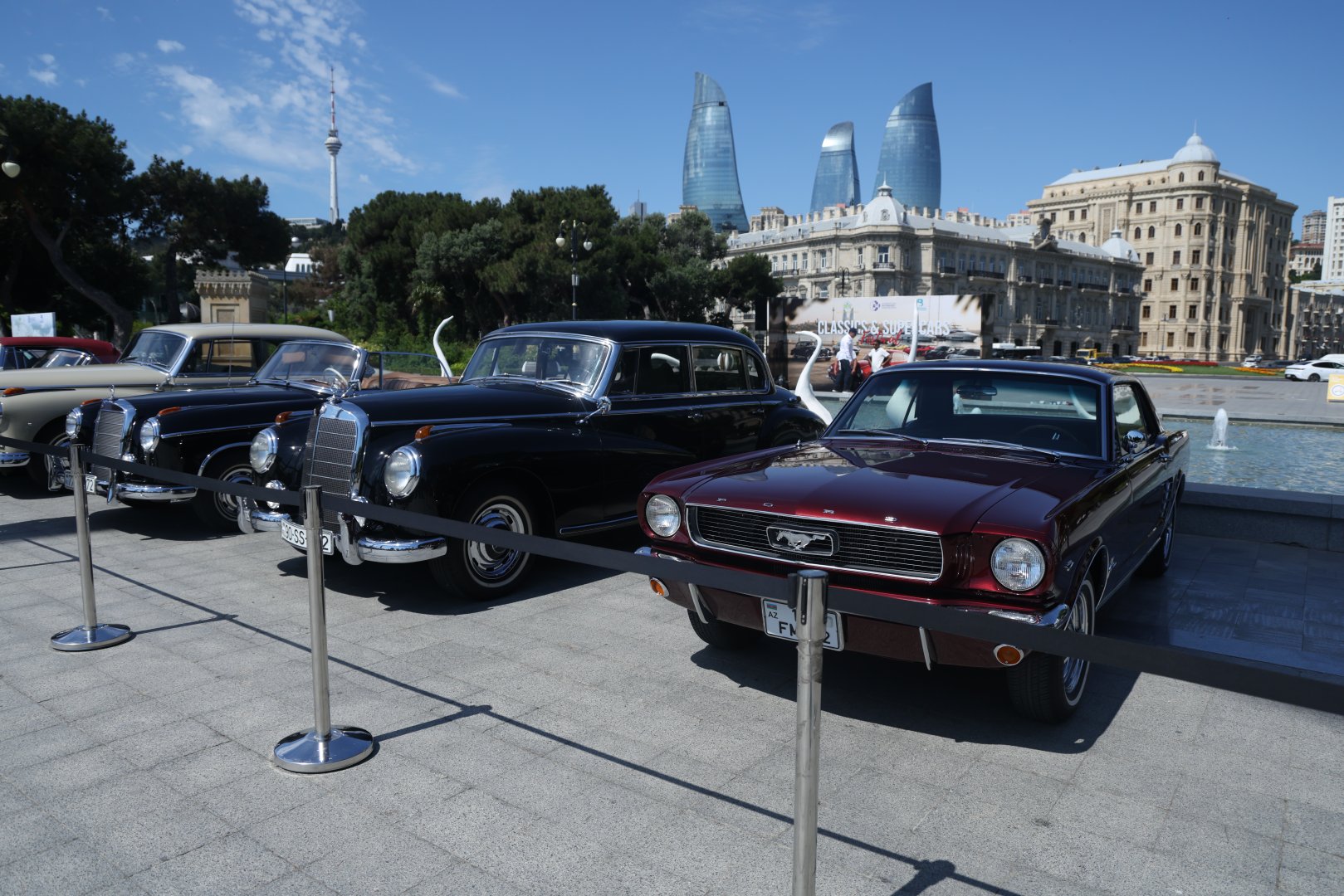 На Бакинском бульваре проходит фестиваль классических и скоростных автомобилей (ФОТО)
