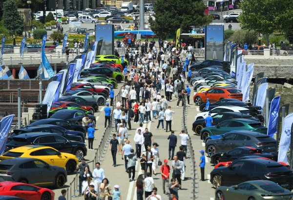 В Баку завершился первый день Фестиваля классических и скоростных автомобилей (ФОТО/ВИДЕО)