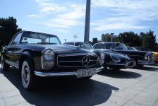 На Бакинском бульваре проходит фестиваль классических и скоростных автомобилей (ФОТО)