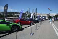 На Бакинском бульваре проходит фестиваль классических и скоростных автомобилей (ФОТО)