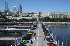 На Бакинском бульваре проходит фестиваль классических и скоростных автомобилей (ФОТО)