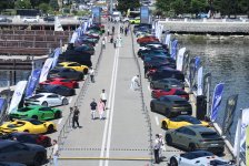 На Бакинском бульваре проходит фестиваль классических и скоростных автомобилей (ФОТО)