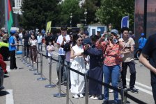 На Бакинском бульваре проходит фестиваль классических и скоростных автомобилей (ФОТО)