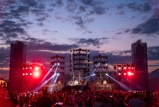 Летний сезон в Баку стартовал электронными ритмами над Каспием (ФОТО)
