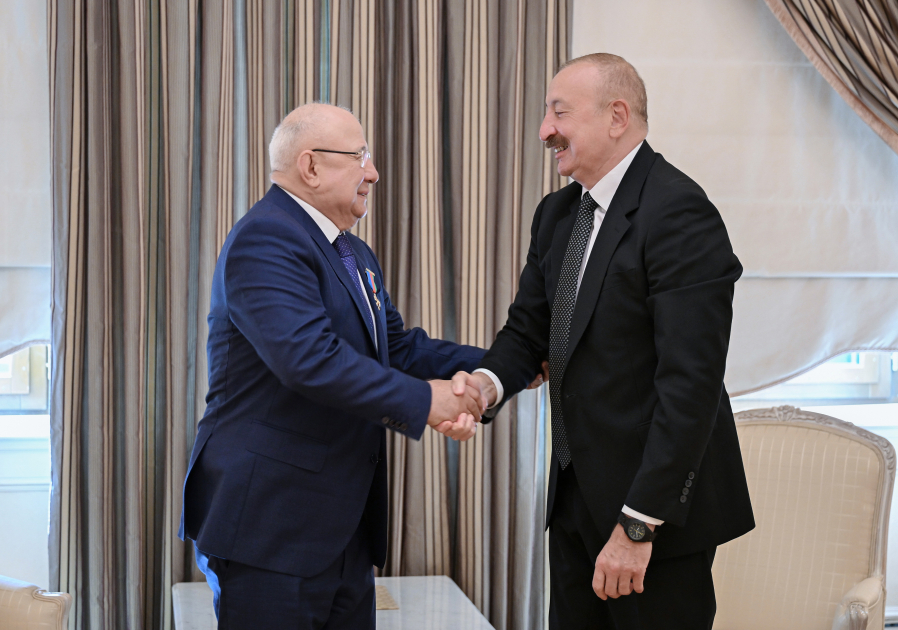 Президент Ильхам Алиев вручил орден «Достлуг» известному общественно-политическому деятелю Дагестана Курбану Курбанову (ФОТО)