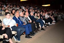 Ожившие герои - на сцене Дворца Гейдара Алиева прошел киноспектакль "Наш Максуд муаллим" (ФОТО)