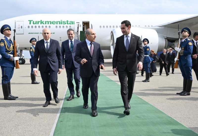 Президент Туркменистана прибыл с визитом в Азербайджан (ФОТО)