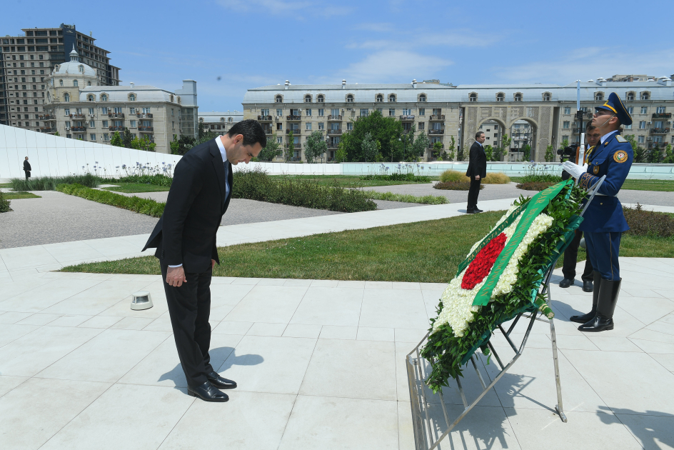 Президент Туркменистана посетил Парк Победы (ФОТО)