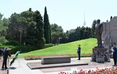 Президент Туркменистана посетил могилу Общенационального лидера Гейдара Алиева (ФОТО)