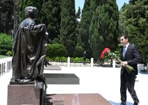 Президент Туркменистана посетил могилу Общенационального лидера Гейдара Алиева (ФОТО)