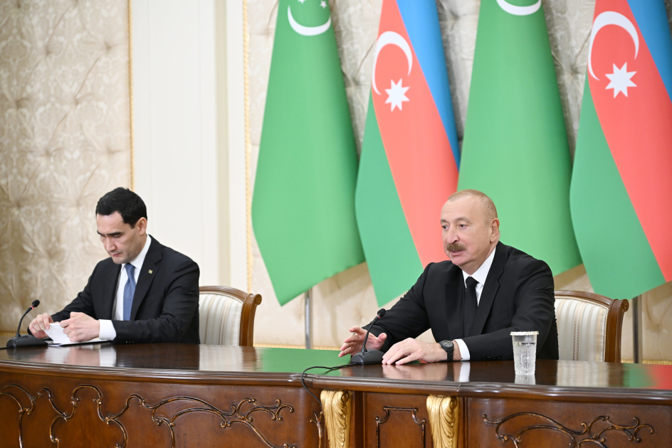 Президент Ильхам Алиев и Президент Туркменистана Сердар Бердымухаммедов выступили с заявлениями для прессы (ФОТО)